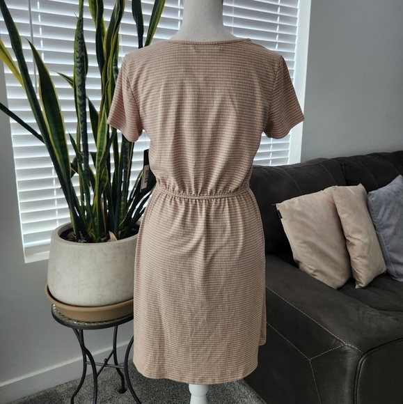 GILLI Taupe Short Sleeve Dress. Size small. New. - Picture 3 of 9